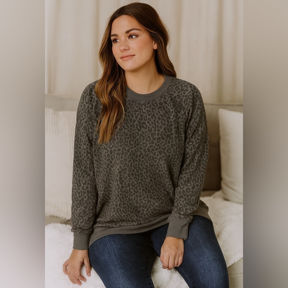 American Eagle Jegging Fit Leopard Print Gray Crewneck Sweatshirt XS